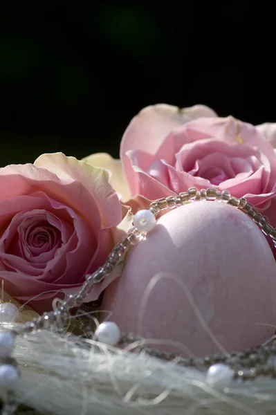 Пасхальное Яйцо Розовом Двумя Розами Стиле Кантри — стоковое фото