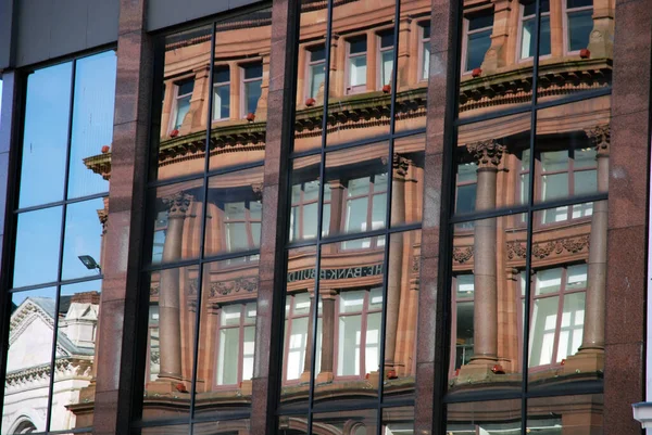 Edificio Bancario Reflejado Fachada Acristalada — Foto de Stock