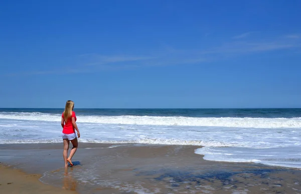 Jeune Femme Robe Rouge Debout Sur Plage — Photo