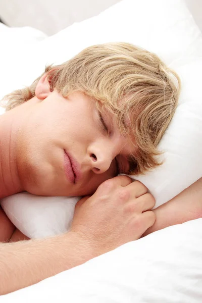 Man Sover Bekvämt Sin Säng — Stockfoto