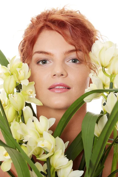 Mooie Jonge Vrouw Met Orchideebloem Spa Concept — Stockfoto
