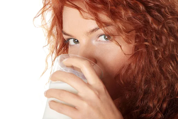 Junge Schöne Frau Trinkt Milch Isoliert Auf Weiß — Stockfoto