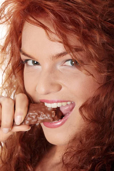 Jovem Mulher Bonita Comer Barra Chocolate Isolado Branco — Fotografia de Stock