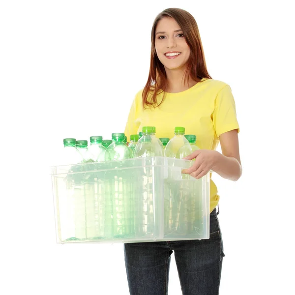 Mulher Jovem Carregando Recipiente Plástico Cheio Com Plástico Reciclável Vazio — Fotografia de Stock