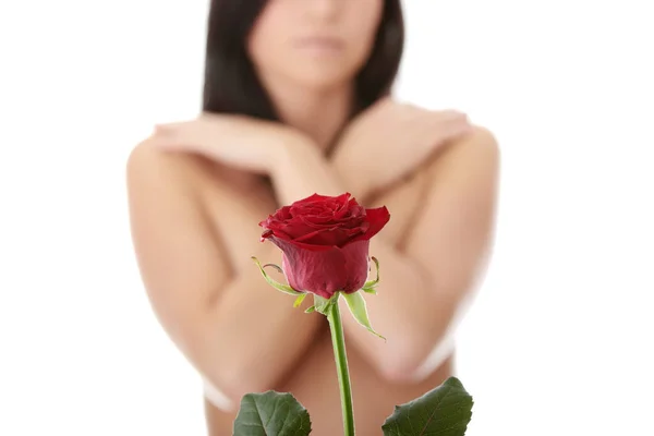 Piękna Czerwona Róża Przeciwko Młody Nagi Kaukaski Kobieta Tle — Zdjęcie stockowe