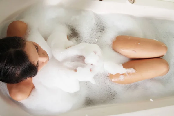 Joven Hermosa Mujer Baño Tomando Baño —  Fotos de Stock