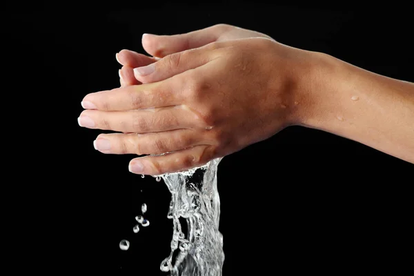 Όμορφα Γυναικεία Χέρια Νερό Που Απομονώνονται Μαύρο Φόντο — Φωτογραφία Αρχείου