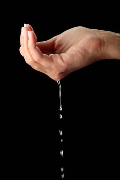 Hermosas Manos Femeninas Con Agua Aislada Sobre Fondo Negro — Foto de Stock