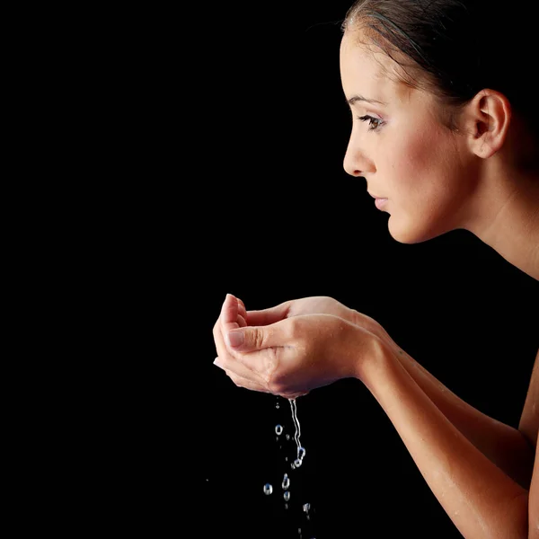 Giovane Adolescente Donna Che Lava Viso Con Acqua Pulita — Foto Stock