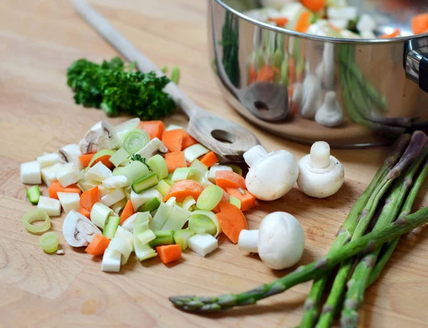 Preparazione Minestra Vegetale Con Asparagi — Foto Stock