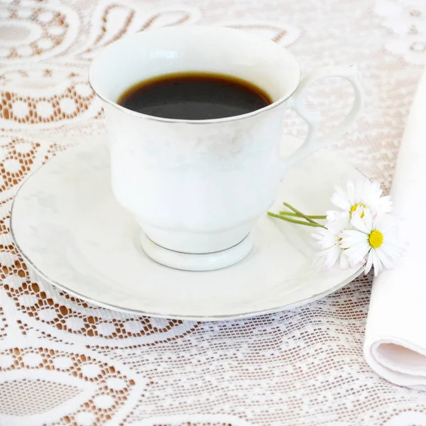 Hrnek Kávu Bílém Ubrusu — Stock fotografie