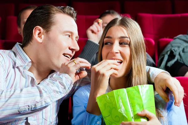 Paar Kino Mit Popcorn — Stockfoto