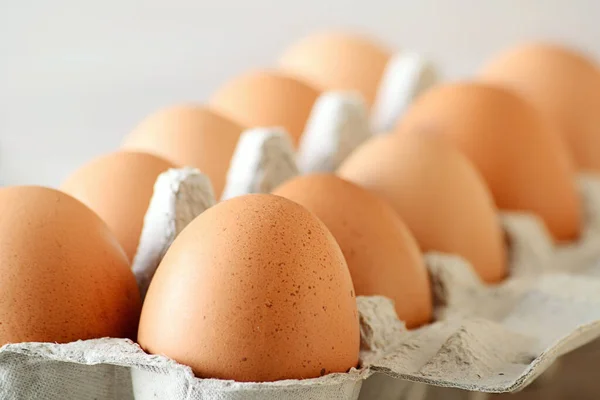 台所のテーブルの上の鶏の卵 — ストック写真