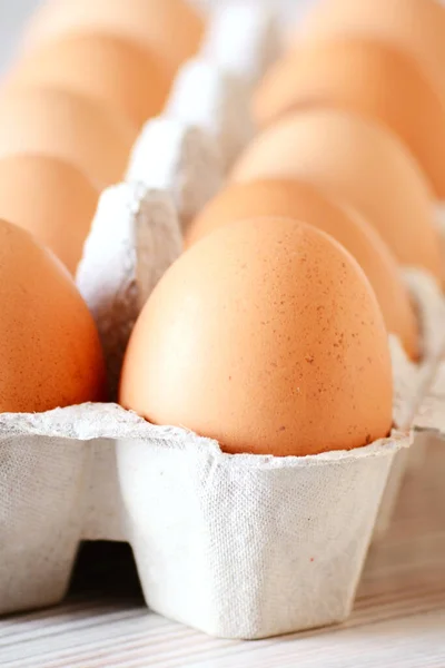 Αυγά Κοτόπουλου Στο Τραπέζι Της Κουζίνας — Φωτογραφία Αρχείου