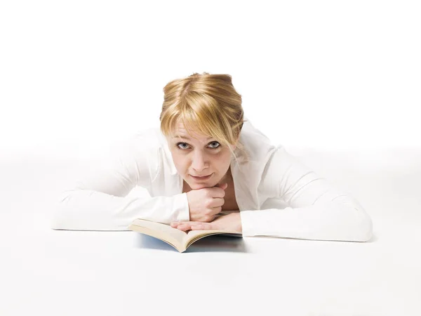 Mulher Lendo Livro — Fotografia de Stock