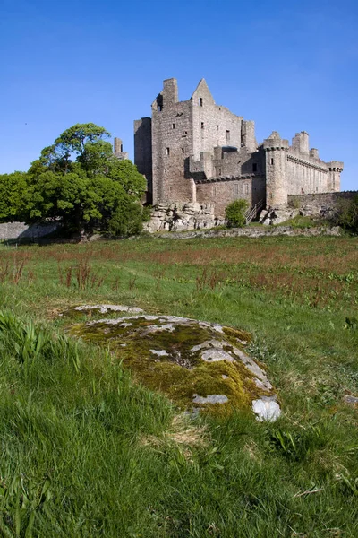 爱丁堡的克雷格米勒城堡 Craigmillar Castle 是普雷斯顿家族在1400年左右建立的 与经常到访的苏格兰玛丽女王有着历史联系 城堡半毁了 但仍给人留下深刻印象 — 图库照片
