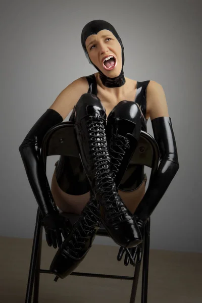 Femme Latex Assise Sur Une Chaise — Photo