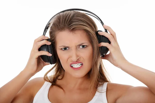Emocjonalne Portret Teen Dziewczyna Słuchania Agresywną Muzykę Słuchawkach — Zdjęcie stockowe