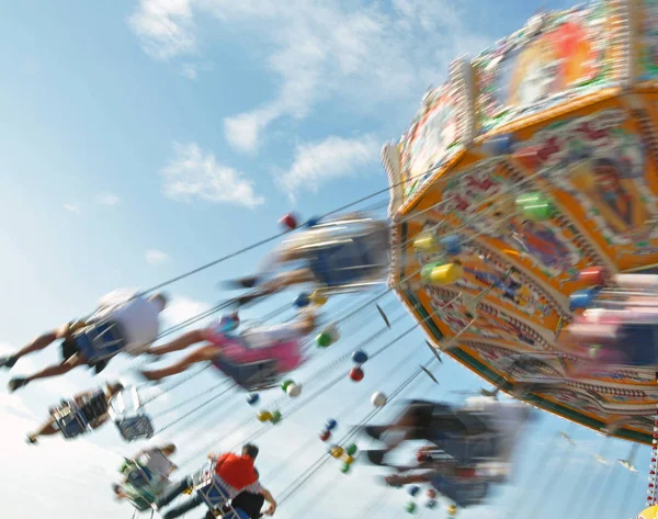 Les Gens Apprécient Leur Balade Dans Une Chaise Avions Classique — Photo