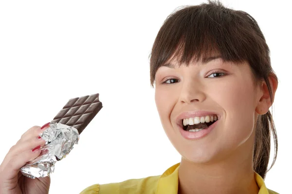 Портрет Молодой Счастливой Улыбающейся Женщины Поедающей Шоколад — стоковое фото