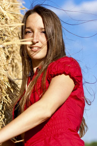 Jovem Mulher Com Cabelo Fluindo Fardos Palha — Fotografia de Stock