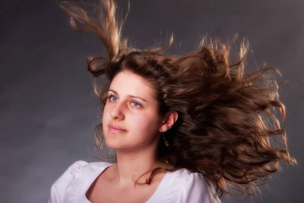 Молода Брюнетка Довгим Літаючим Волоссям Студійний Знімок — стокове фото