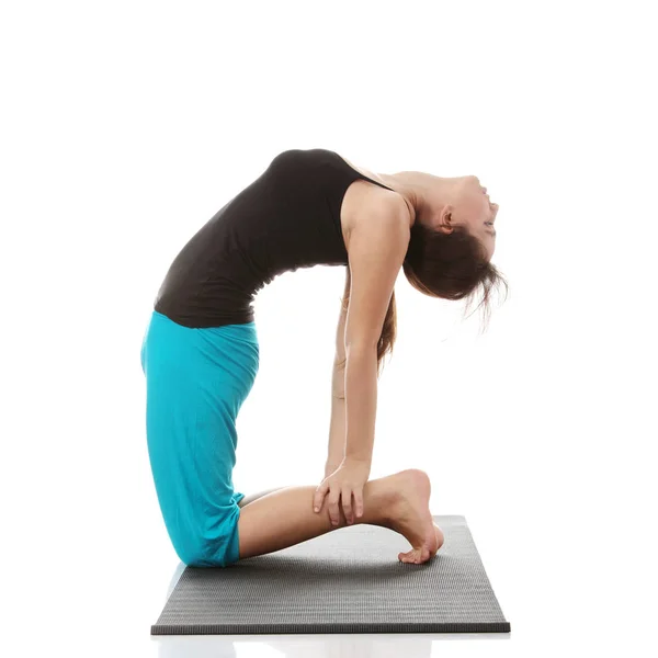 Izole Yoga Egzersiz Yaparak Güzel Bir Genç Kadın — Stok fotoğraf