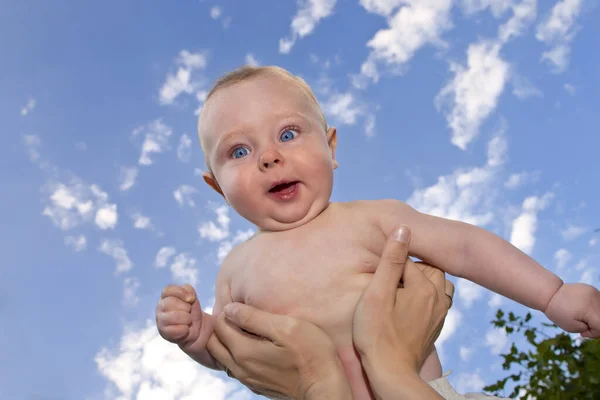 Bébé Devant Ciel Bleu — Photo