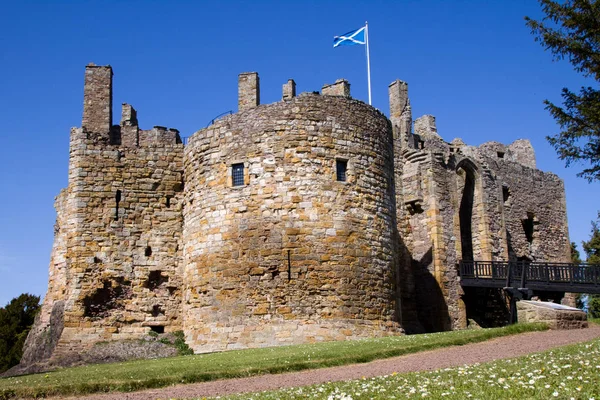 Zamek Dirleton East Lothian Szkocja Flagą Saltire Widoczną Wieży Dirleton — Zdjęcie stockowe