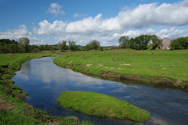 Vlnící Potok Protéká Travnatou Zemědělskou Půdou Jižním Wisconsinu — Stock fotografie