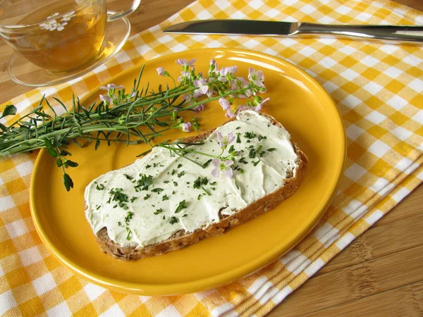 Kräuterquark Mit Wiesenkraut Auf Brot — Stockfoto