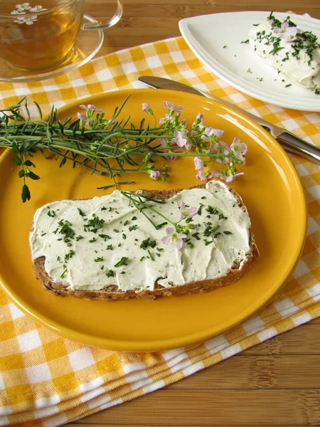 Kräuterquark Mit Wiesenkraut Auf Brot — Stockfoto