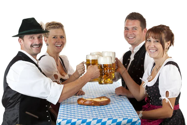 Bavariaanse Mannen Vrouwen Toasten Oktoberfest Meten Bier Vrij Witte Achtergrond — Stockfoto