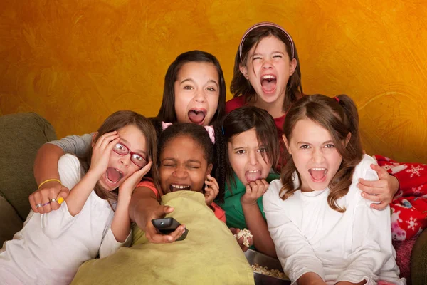 Seis Chicas Viendo Una Película Gritar Una Pijamada —  Fotos de Stock