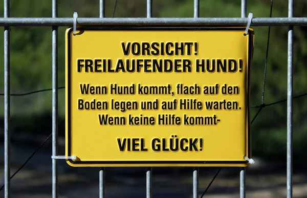 Bir Alman Çoban Köpeğinin Uyarısı Olan Sarı Bir Işaret — Stok fotoğraf