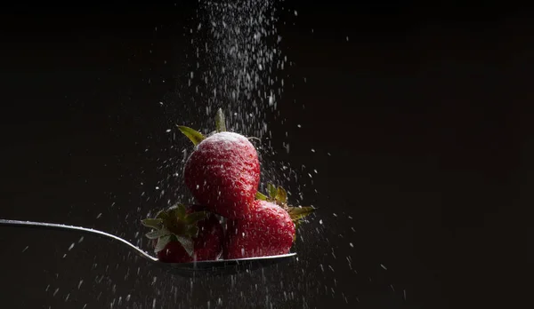 Zucker Fällt Auf Erdbeeren — Stockfoto