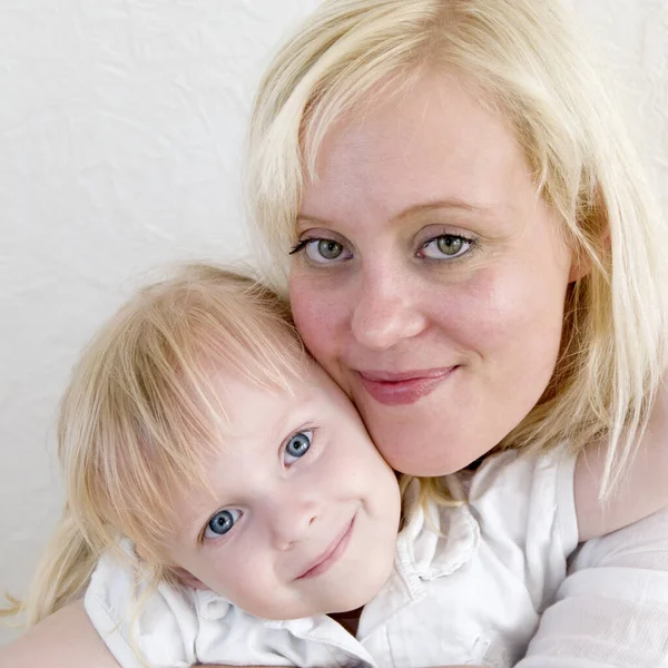 Kopfporträt Einer Jungen Blonden Mutter Mit Blonder Vierjähriger Tochter Mit — Stockfoto