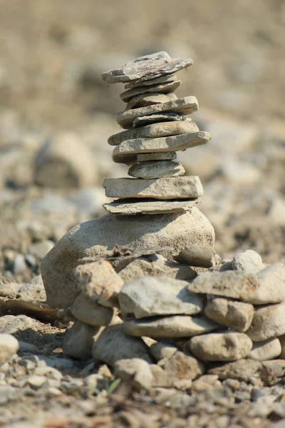 沙漠地面上的Zen石头 — 图库照片