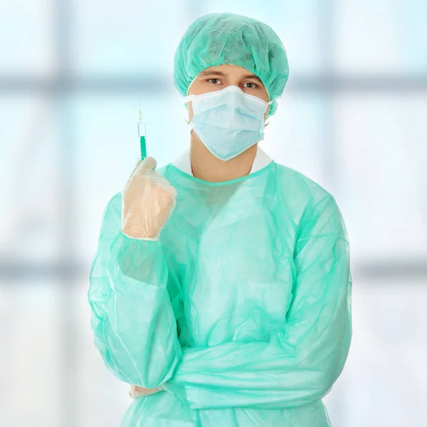 Bonito Jovem Médico Cirurgião Segurando Seringa — Fotografia de Stock