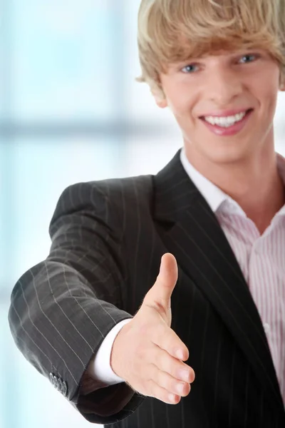 Empresário Sorridente Amigável Pronto Para Aperto Mão — Fotografia de Stock