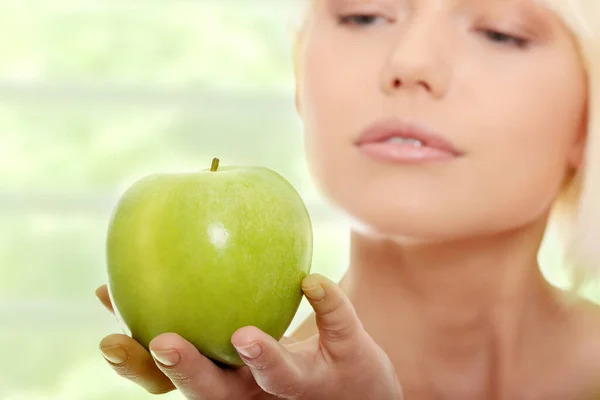 Vacker Blond Kvinna Med Grönt Äpple — Stockfoto