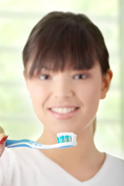 Jonge Mooie Vrouw Wassen Haar Tanden Met Blauwe Borstel — Stockfoto