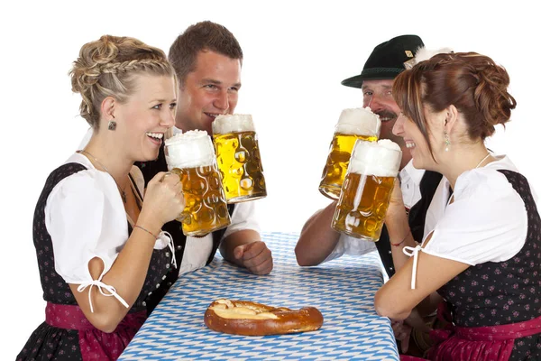 男人和女人都喝着欢乐的啤酒 在白色背景下隔离 — 图库照片