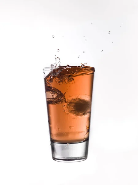 赤レモネードのグラスにスプラッシュ — ストック写真