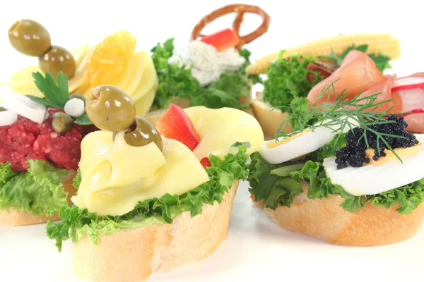 Canape Mit Salat Käse Wurst Frischkäse Und Eiern Auf Weißem — Stockfoto