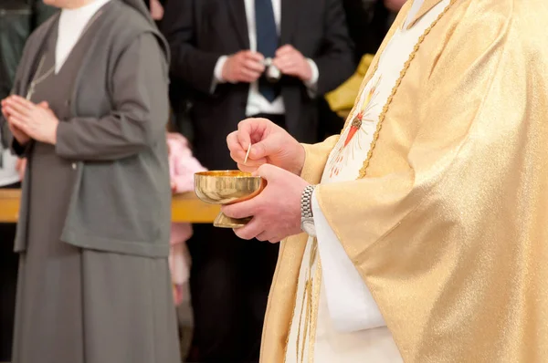 Sacerdote Cattolico Che Concede Comunione — Foto Stock