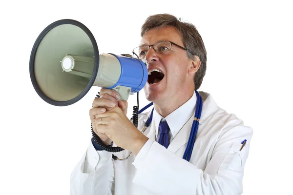 高齢のハンサムな医者は大声でメガフォンに轟音 — ストック写真