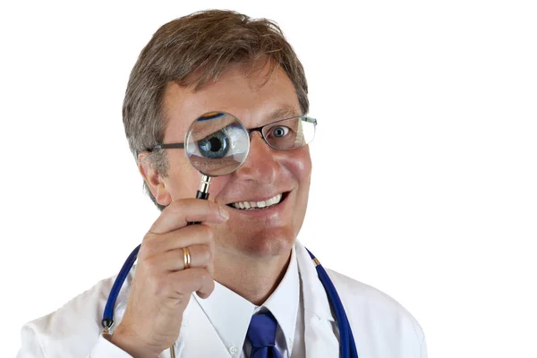 Médico Amigável Sorridente Segurando Lupa Frente Olho Isolado Fundo Branco — Fotografia de Stock