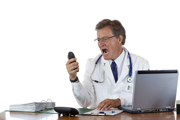 Senior Doktor Kanceláři Stresu Křičí Telefonu Izolované Bílém Pozadí — Stock fotografie