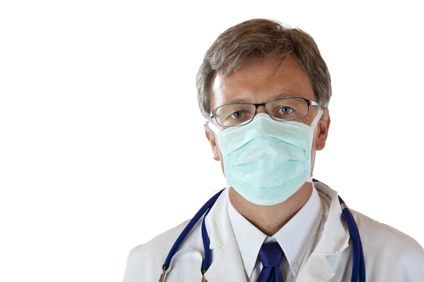 医生用口罩保护自己不受病毒感染 免费的白色背景 — 图库照片